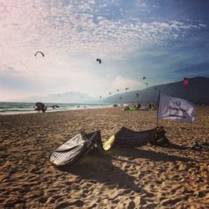 kitesurfen in Tarifa in een omgebouwd busje