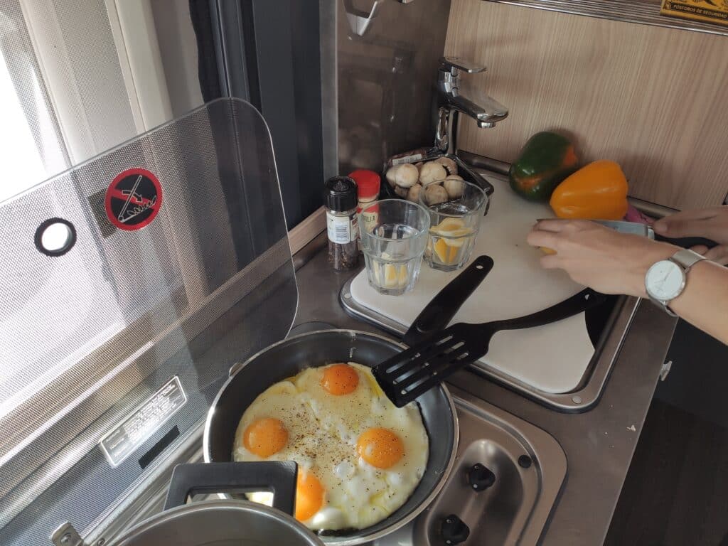 cocina totalmente equipada en la mini autocaravana vanbreak málaga