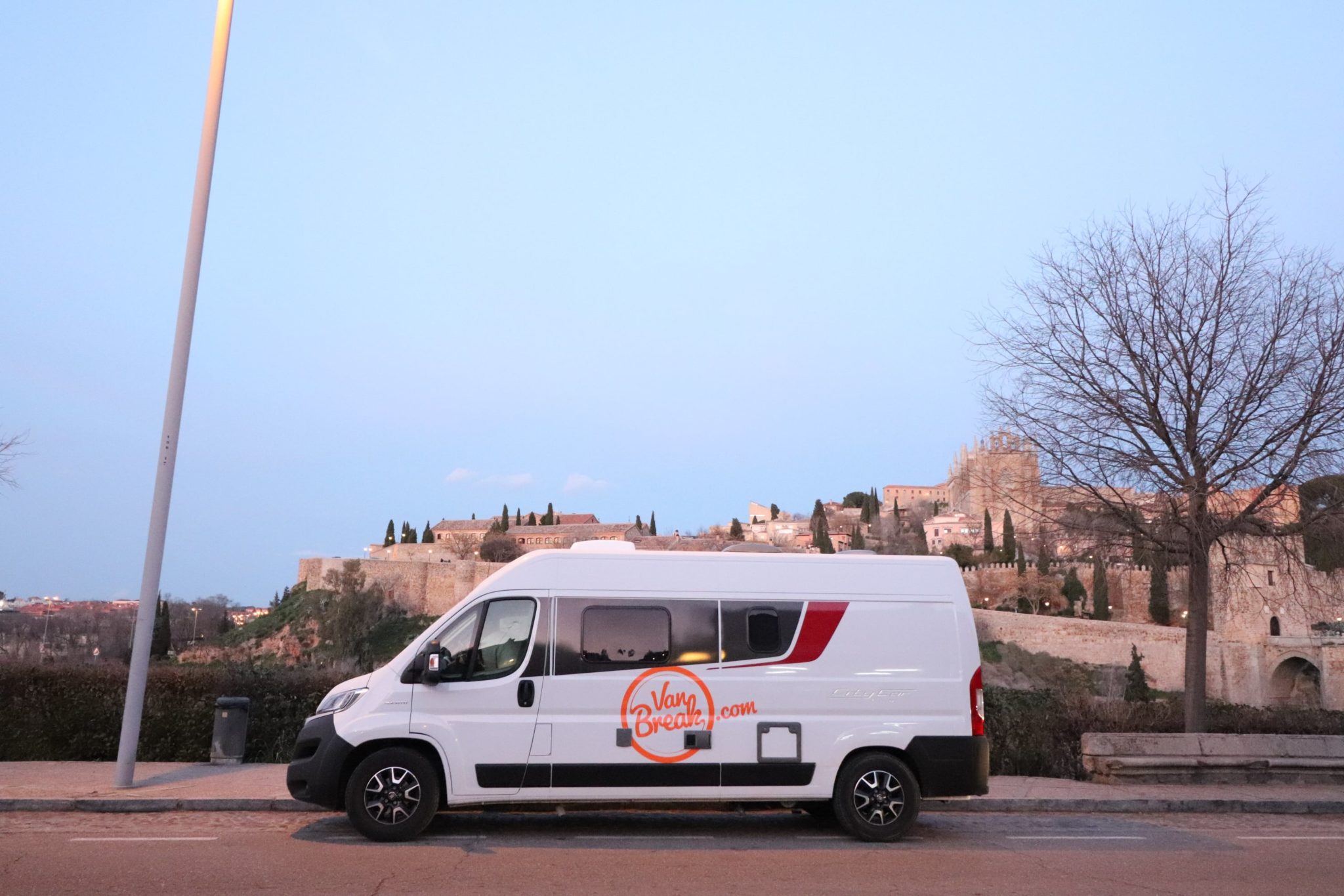 Fahrt durch Toledo mit einem Wohnmobil