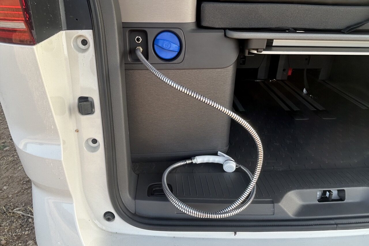 Volkswagen California Ocean T7 met buitendouche (30 l) – camper huren in Malaga