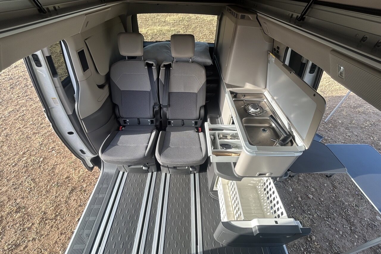 Volkswagen California Ocean T7, ingerichte keuken en koelkast