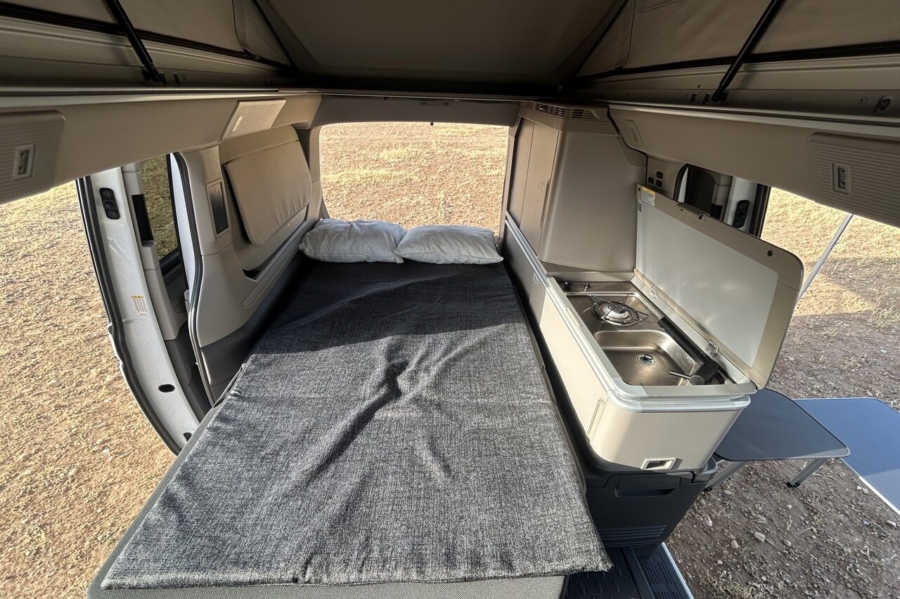 Volkswagen California Ocean T7 con asiento trasero convertible en cama de dos plazas