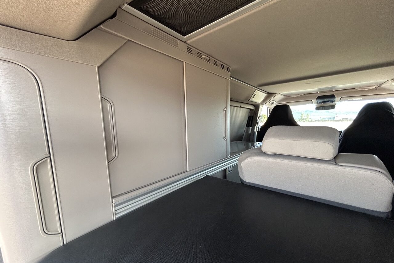 Volkswagen California Ocean T7 met veel opbergruimte achterin, camper huren Malaga